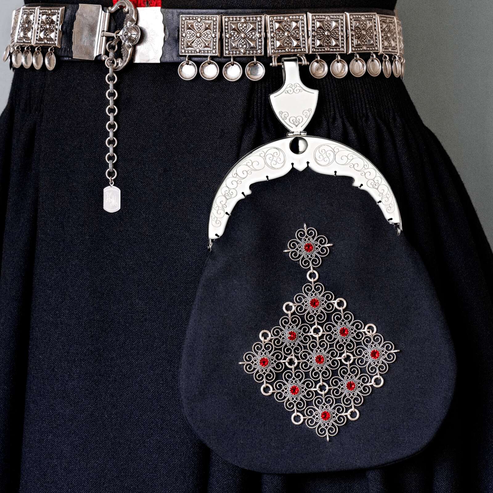 Bunadsølv veske nr. 331157 rød