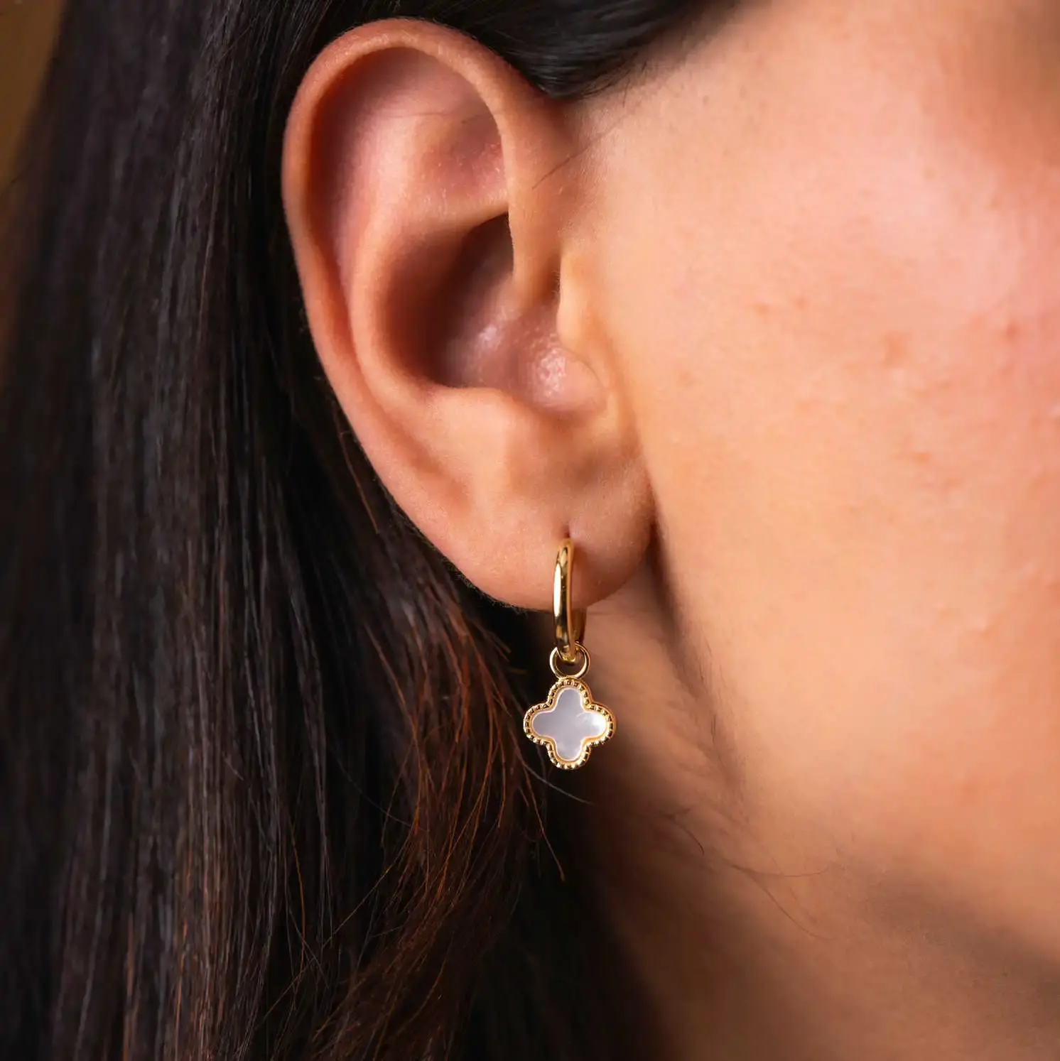 Øreringer i sølv perlemor kløver.