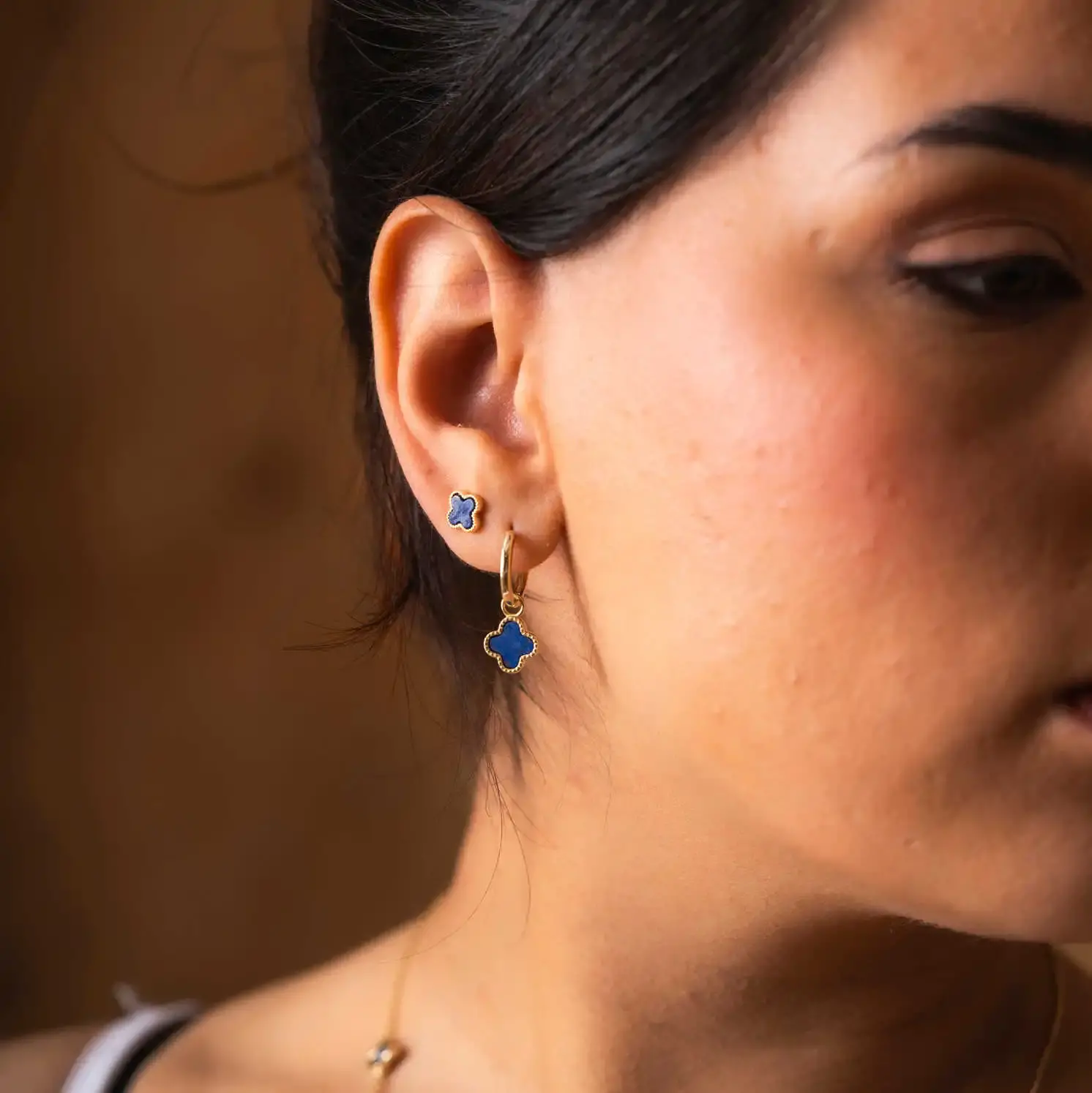 Øreringer i sølv havblå kløver.