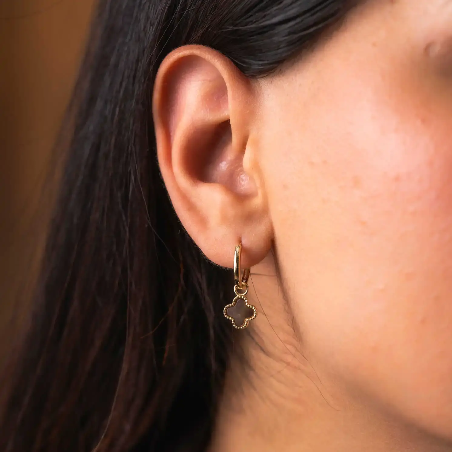 Øreringer i sølv grå perlemor kløver.