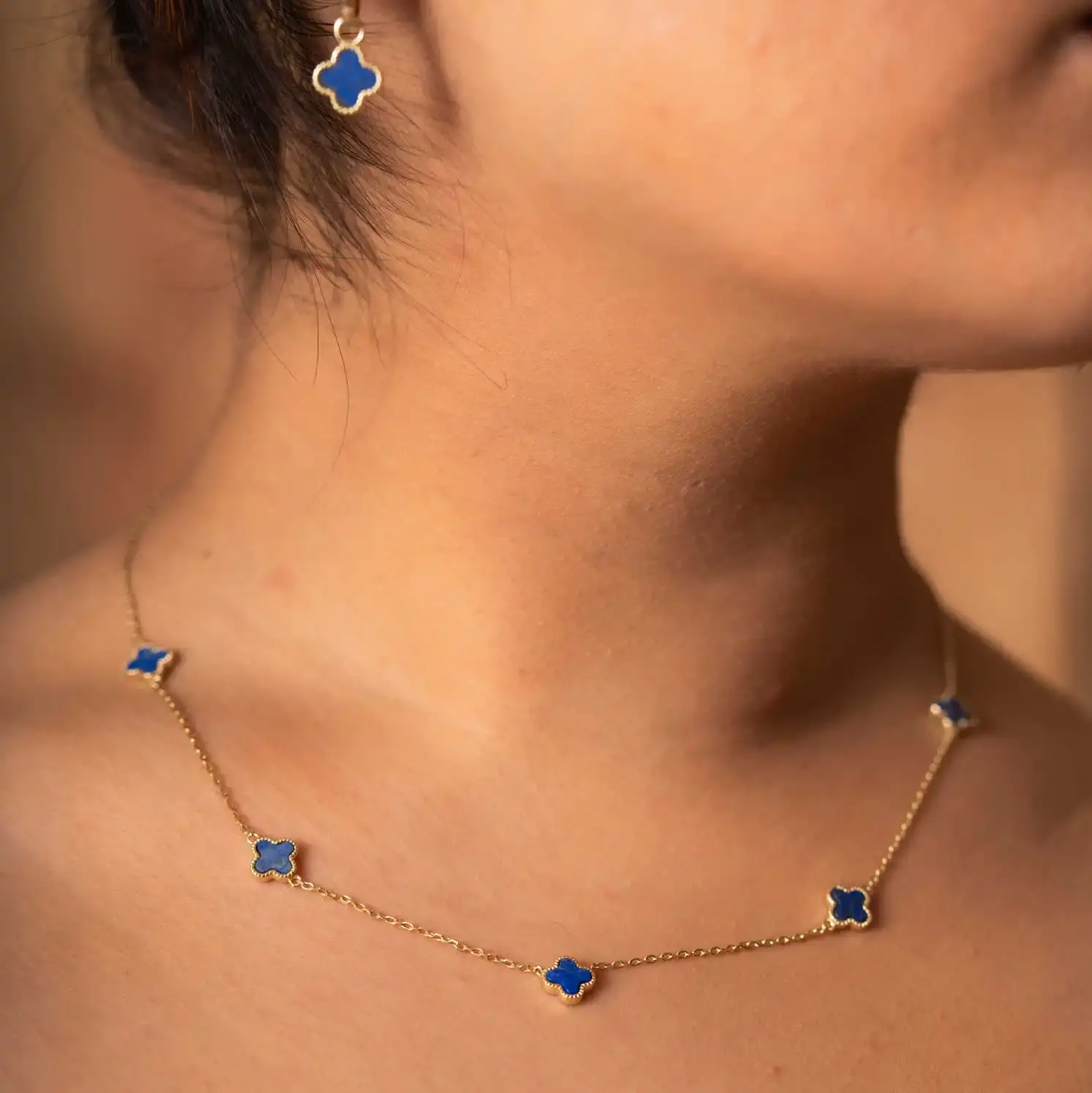 Smykke i sølv med havblå kløver.