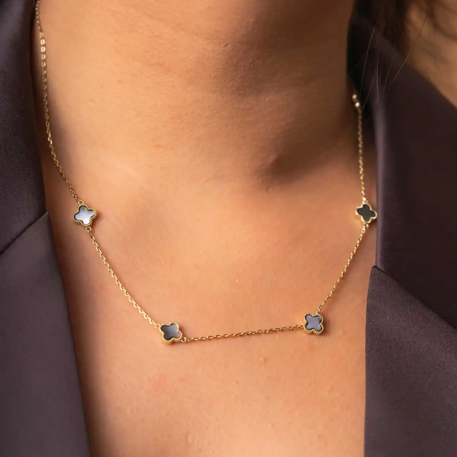 Smykke i sølv grå perlemor kløver.