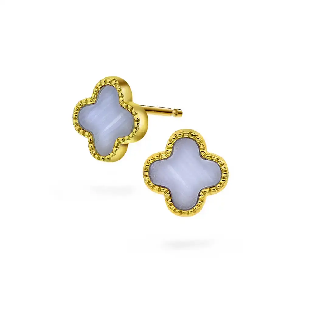 Øredobber i sølv med lyseblå kløver.