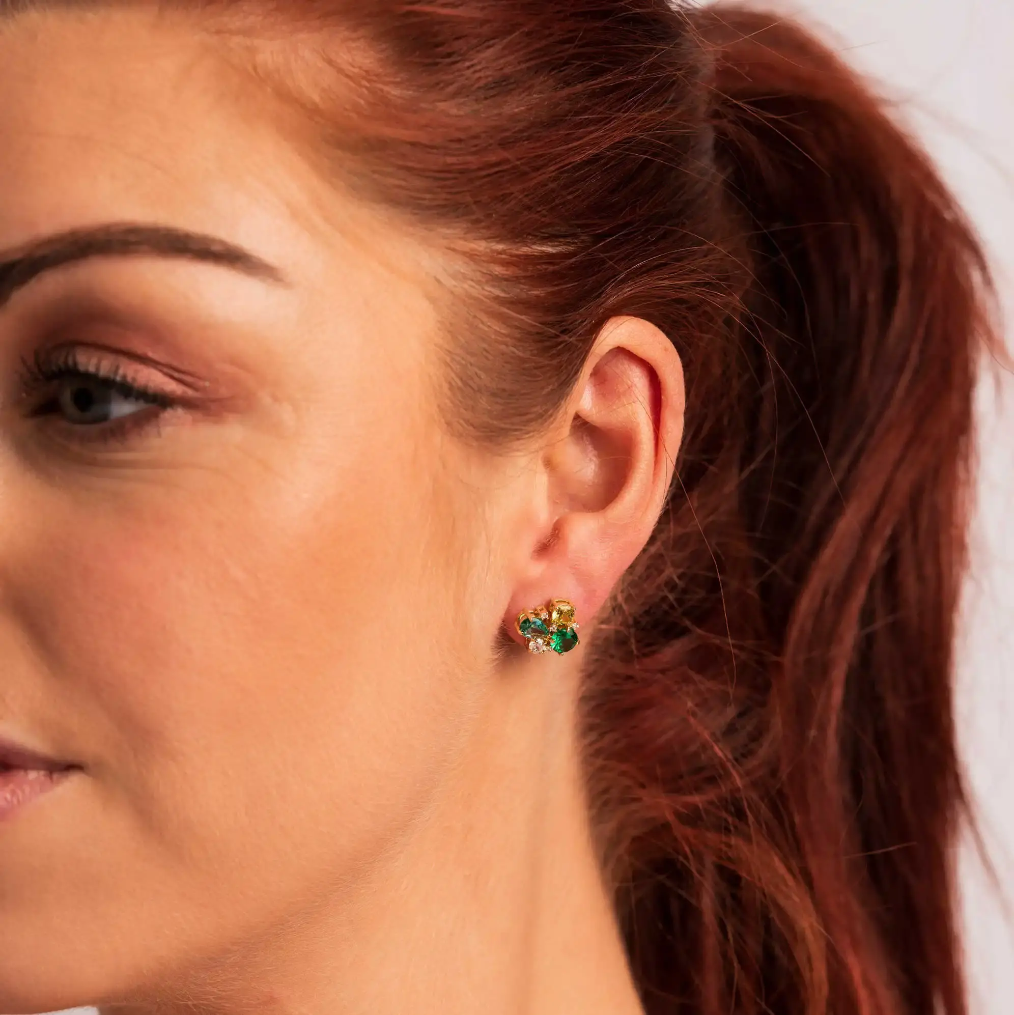 Strålende ørepynt i forgylt sølv med grønne nyanser.