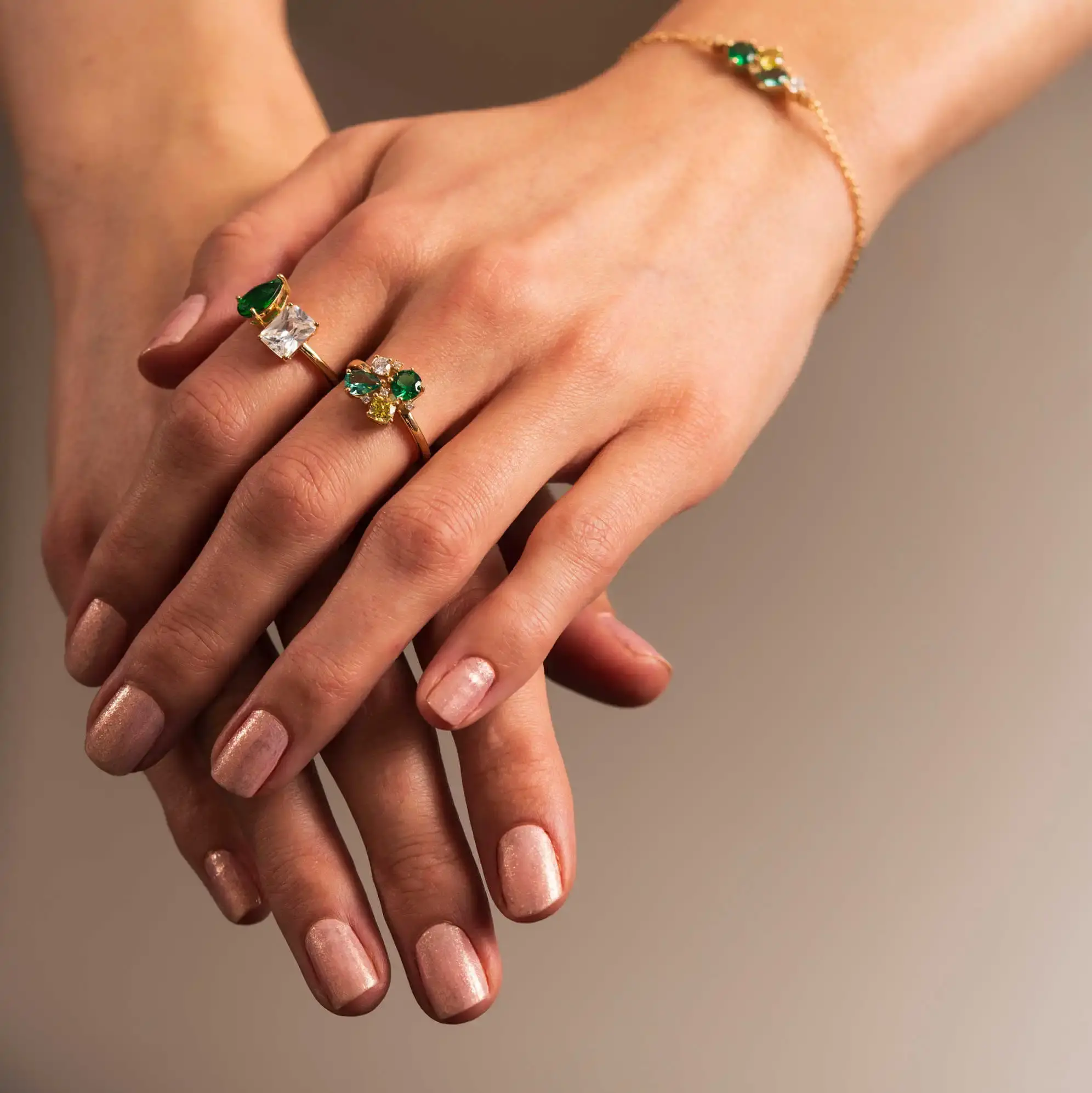 Elegant ring i forgylt sølv med grønne nyanser