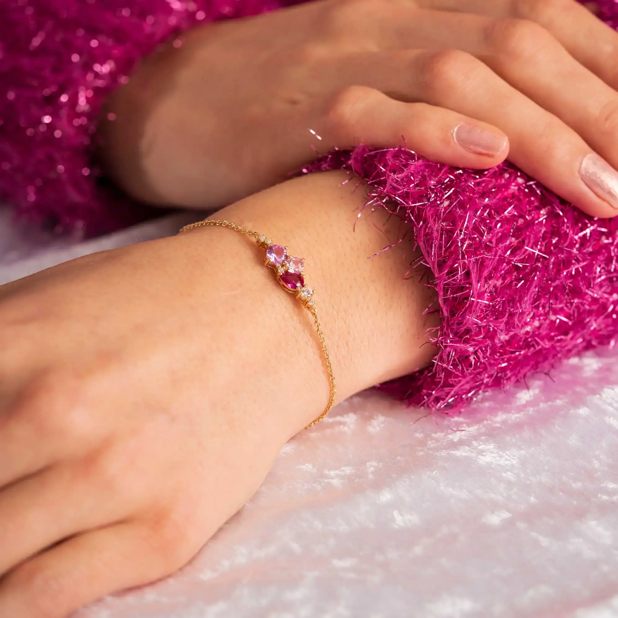 Elegant armbånd i forgylt sølv med rosa nyanser.