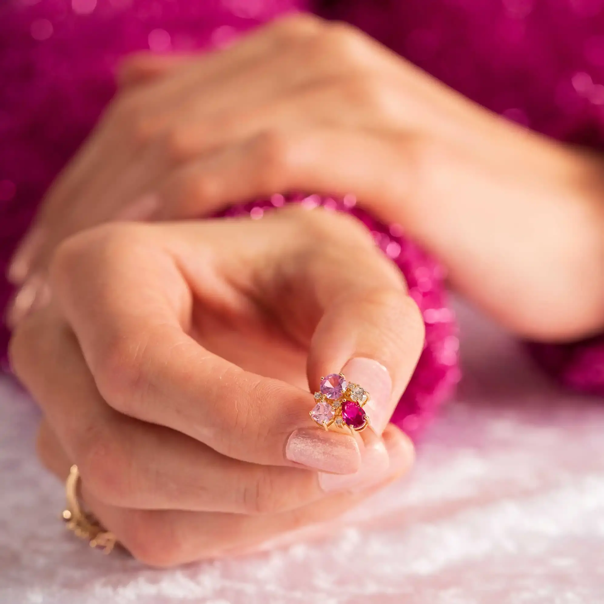 Lekker ørepynt i forgylt sølv med rosa nyanser.