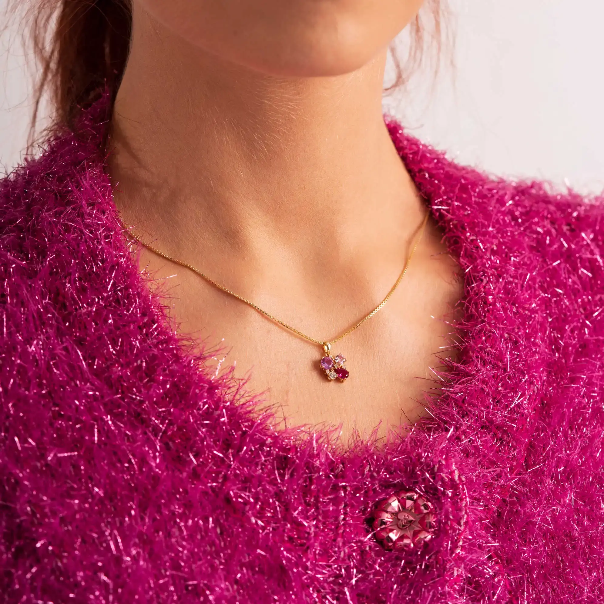 Elegant anheng i forgylt sølv med rosa zirkonia.