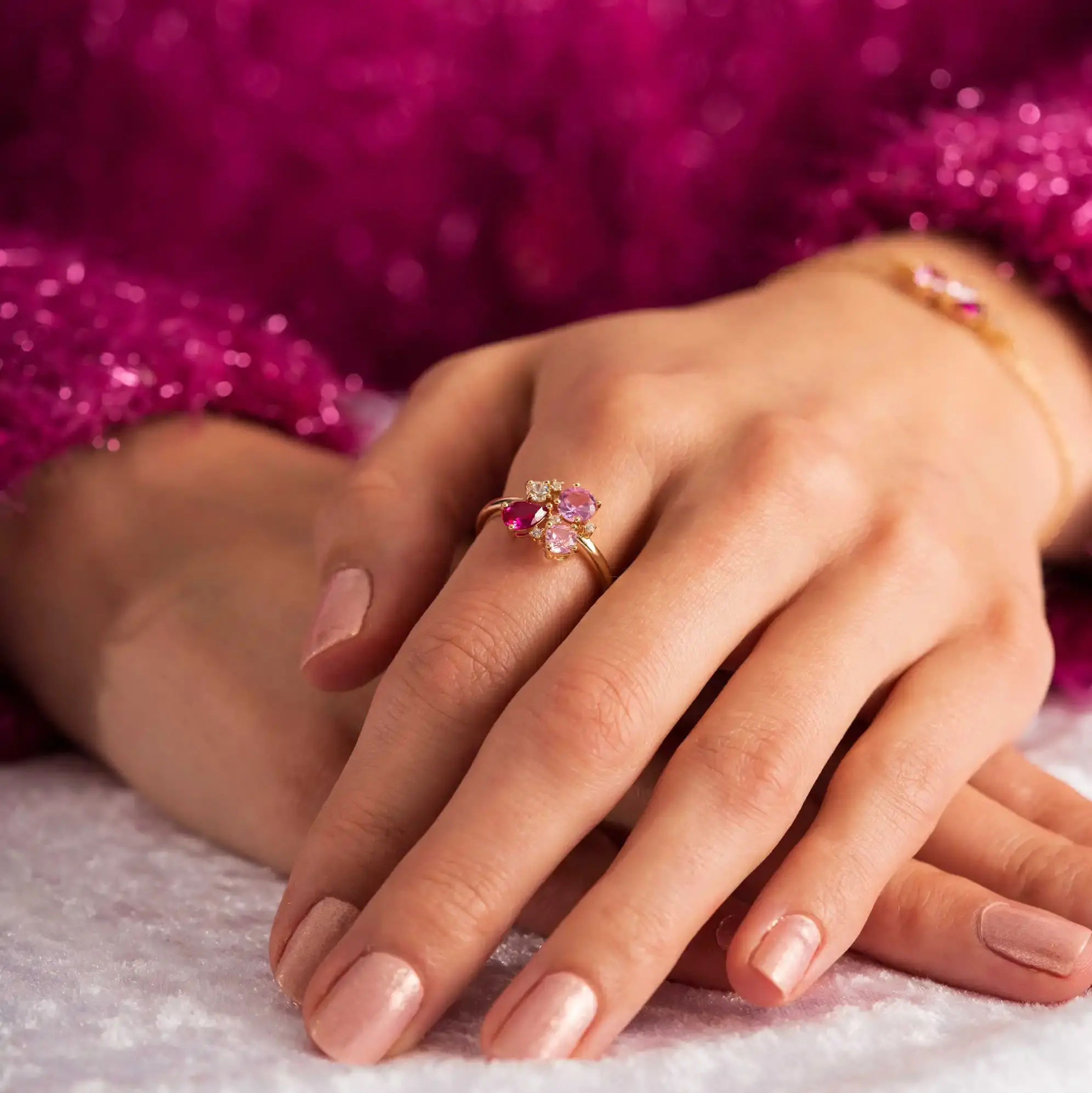 Ring i forgylt sølv med glitrende rosa zirkonia.