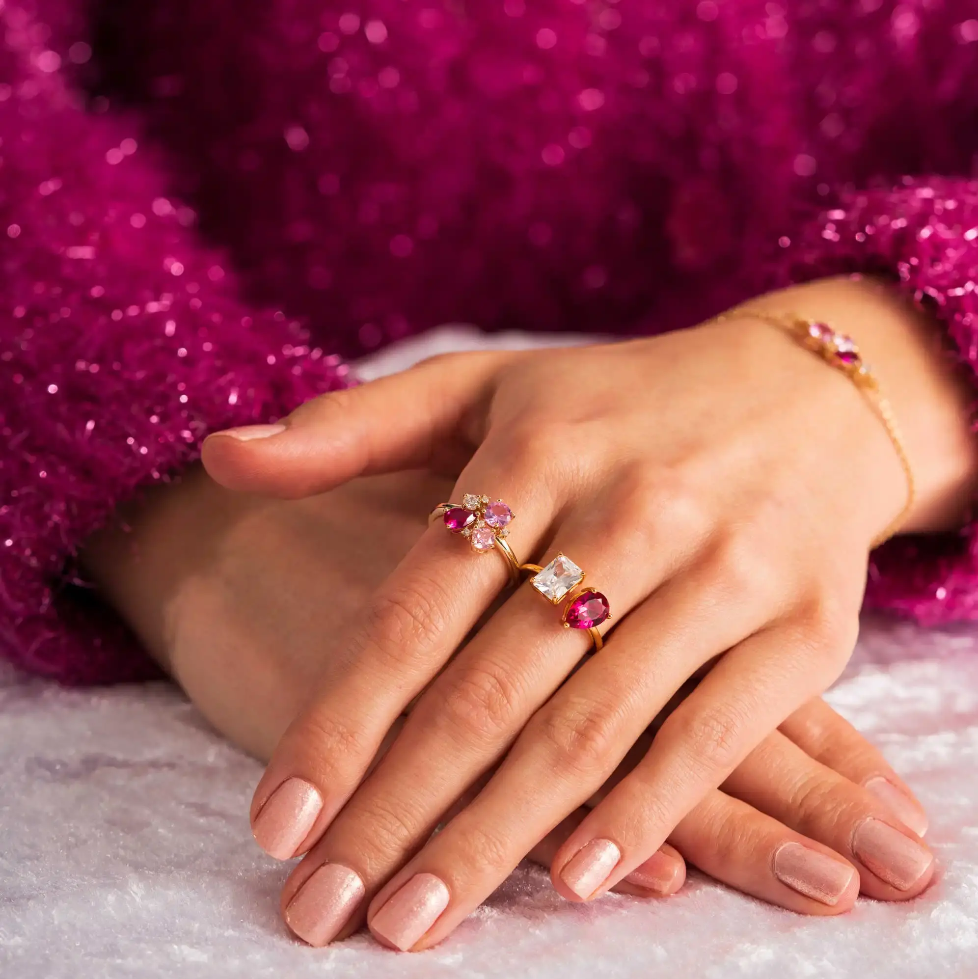 Ring i forgylt sølv med glitrende rosa zirkonia.