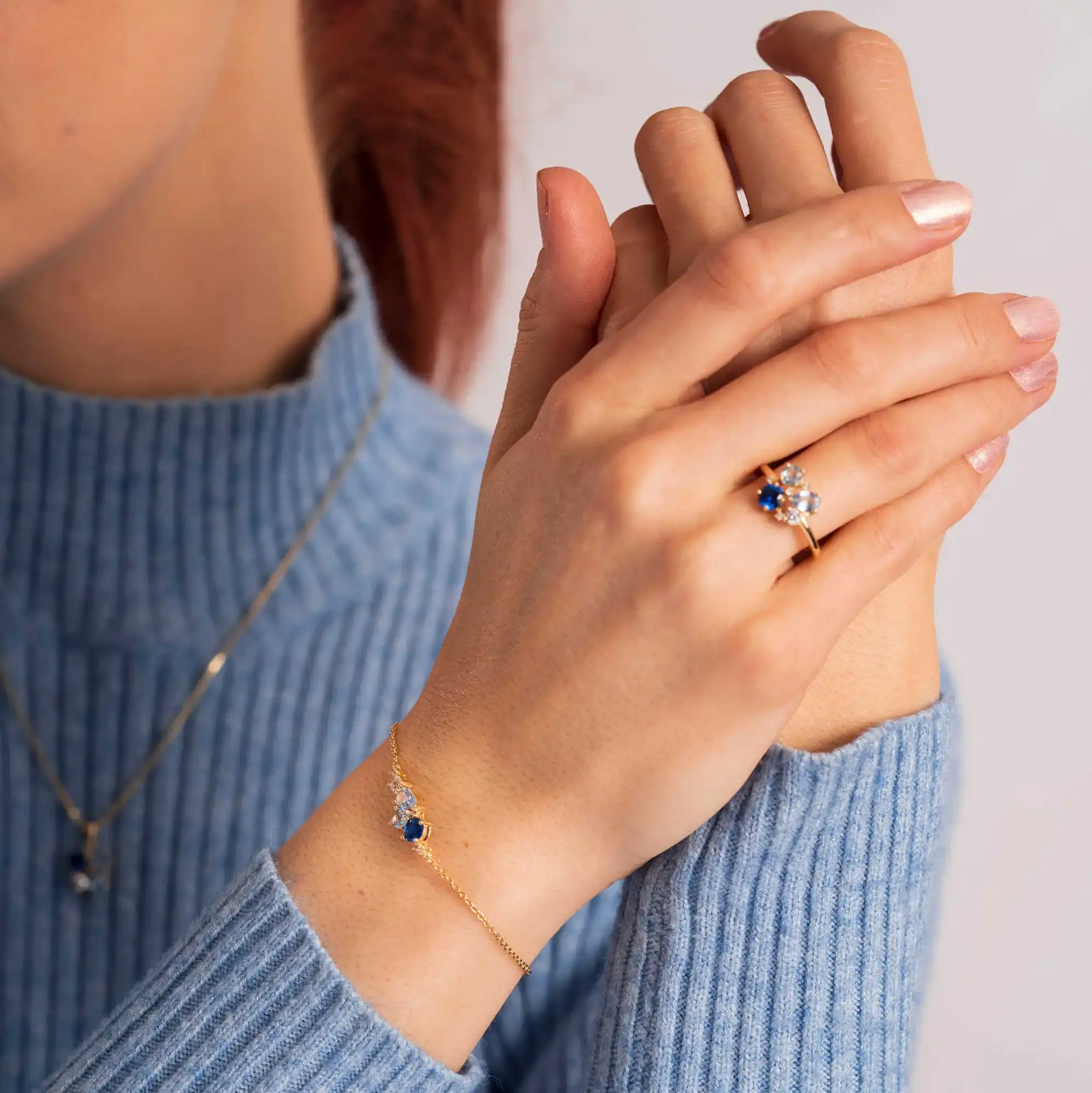 Elegant armbånd forgylt sølv med strålende blå zirkonia.