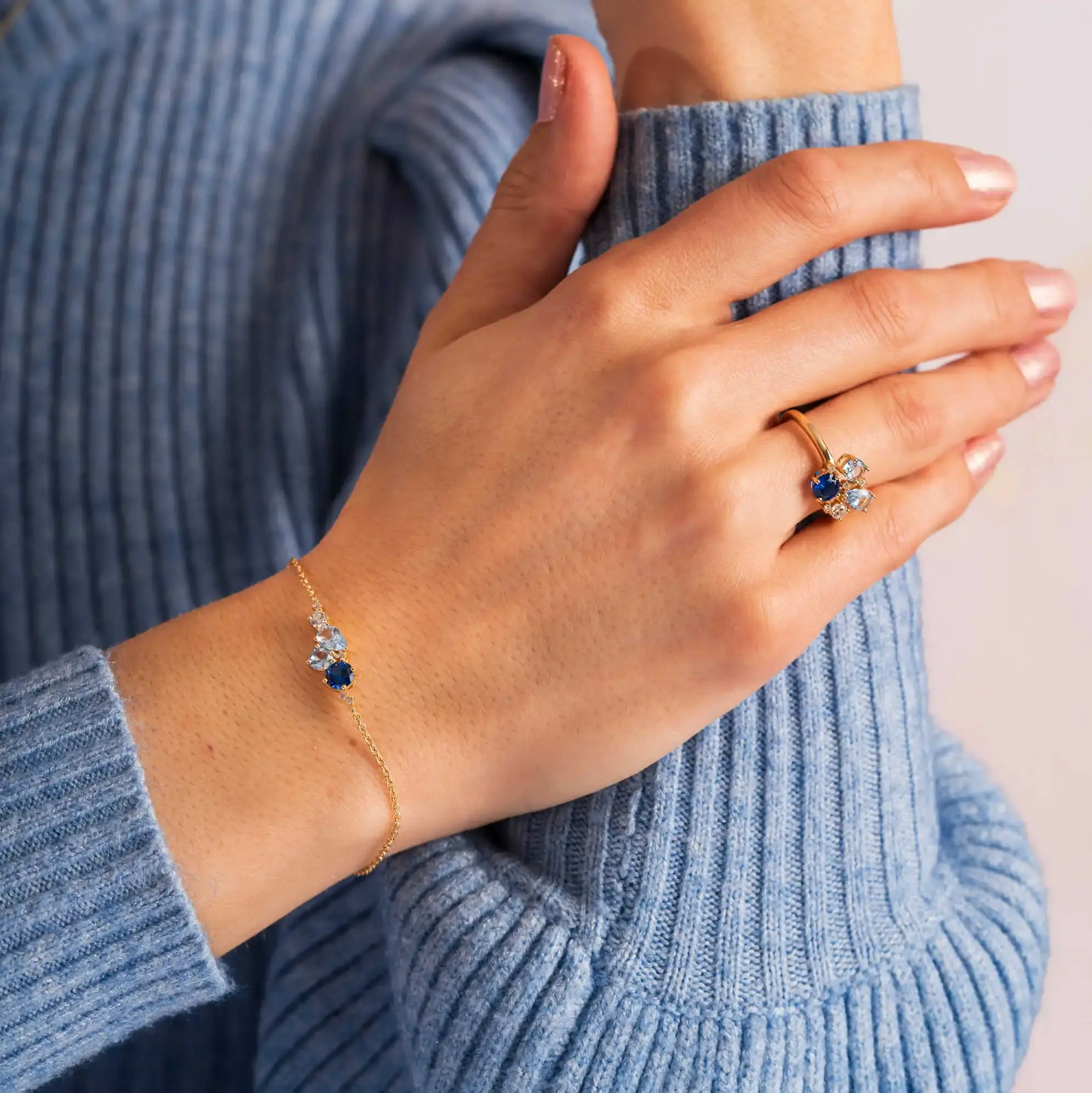 Elegant armbånd forgylt sølv med strålende blå zirkonia.