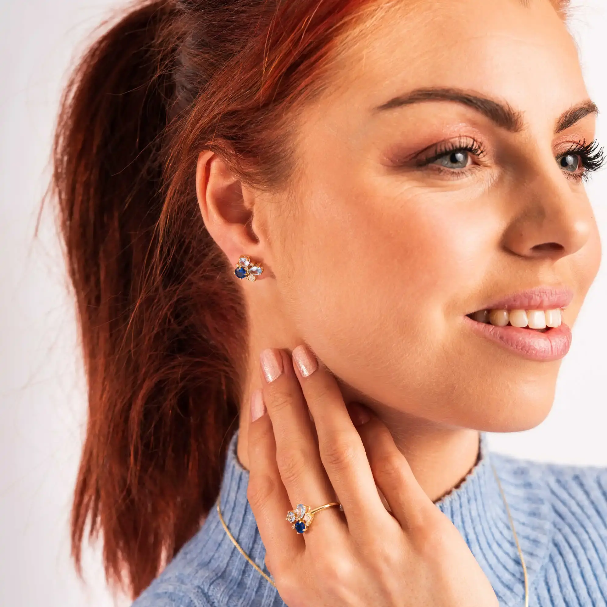 Elegante øredobber i forgylt sølv med blå zirkonia.