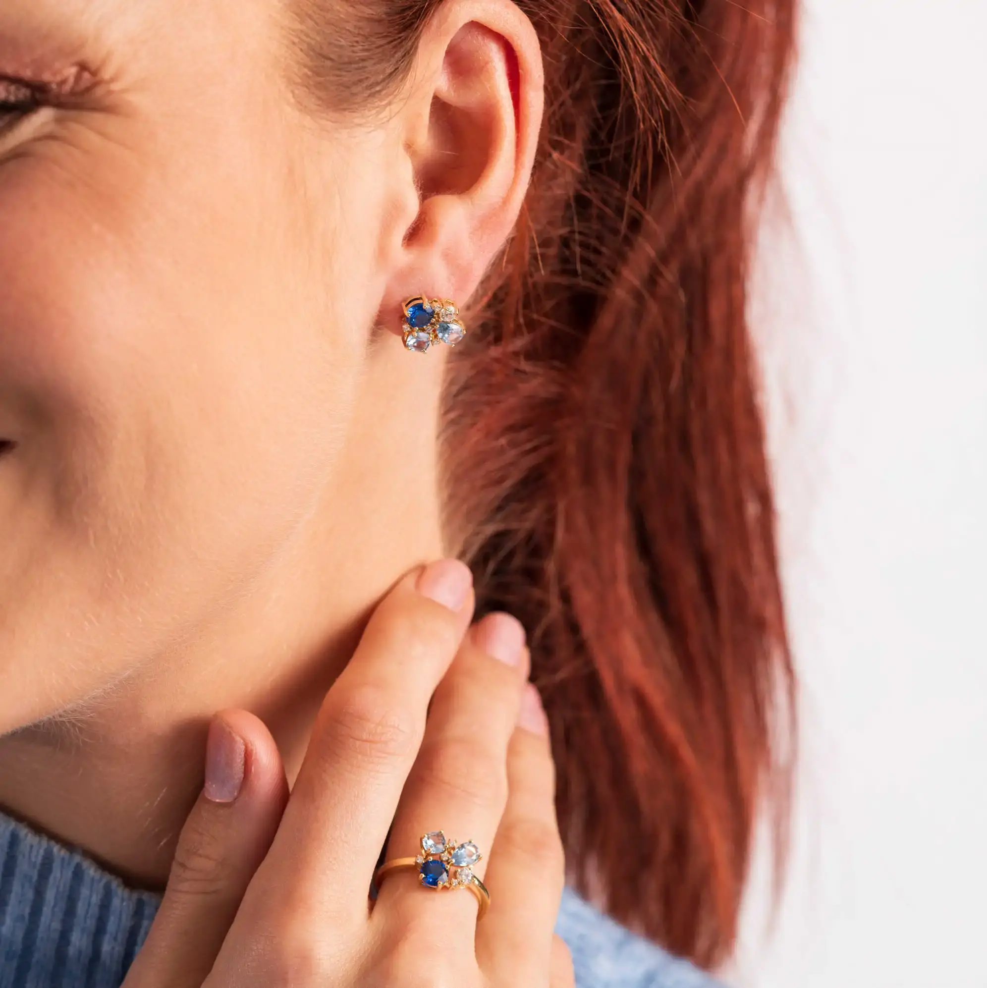 Elegante øredobber i forgylt sølv med blå zirkonia.