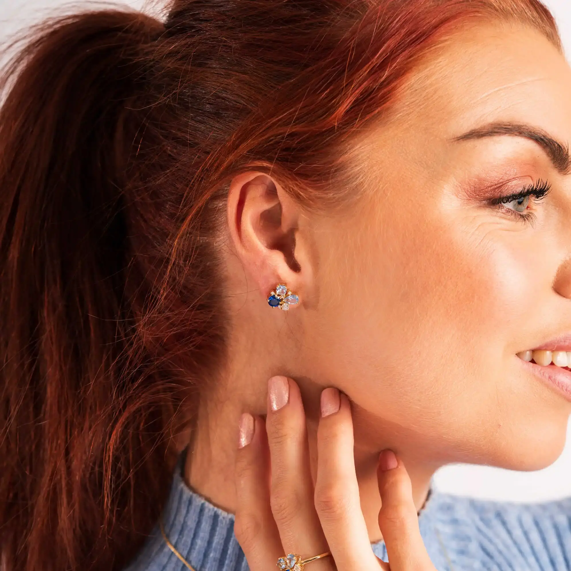 Elegante øredobber i forgylt sølv med blå zirkonia.