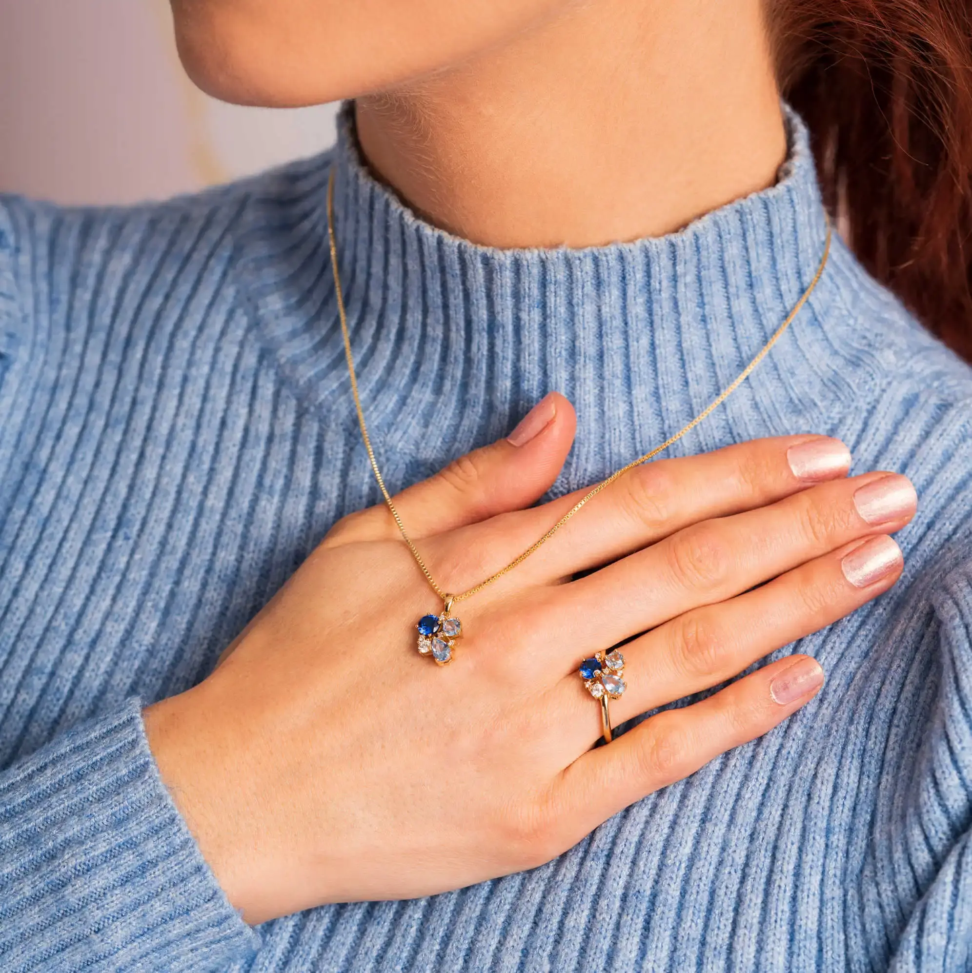 Elegant anheng i forgylt sølv med blå zirkonia.