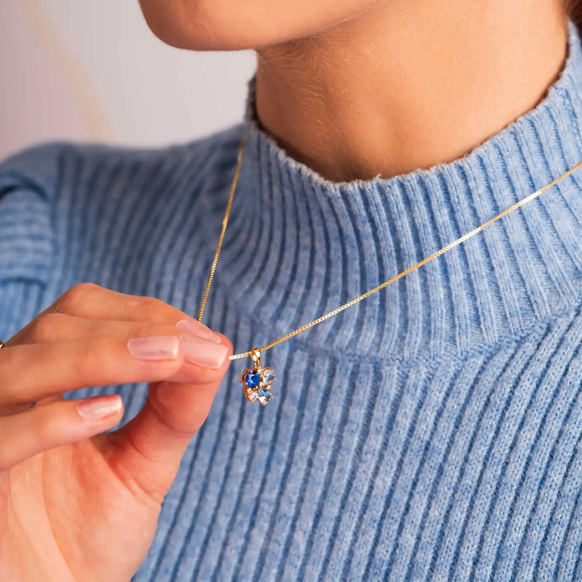 Elegant anheng i forgylt sølv med blå zirkonia.