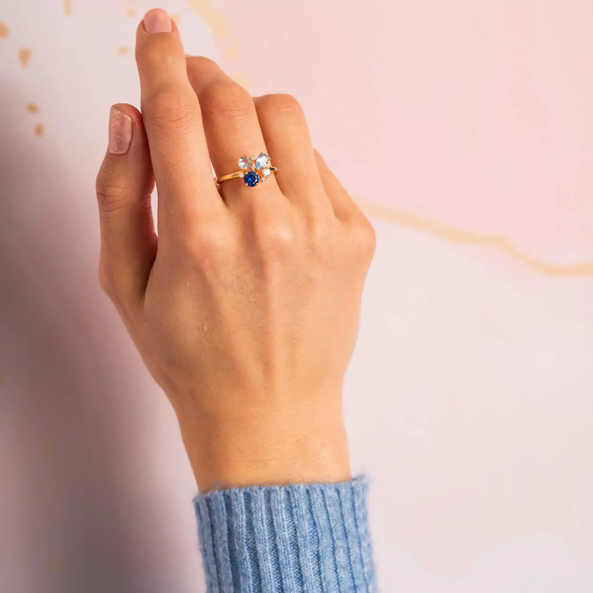 Ring i forgylt sølv med glitrende blå zirkonia.