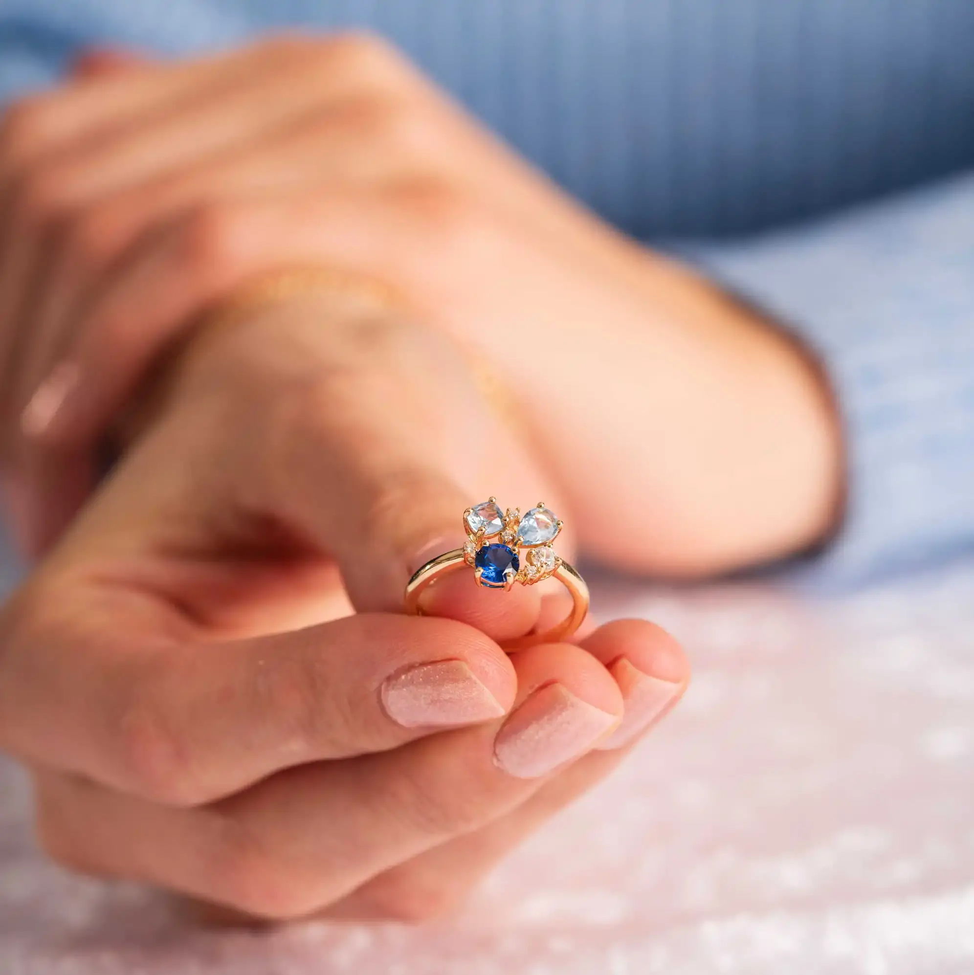 Ring i forgylt sølv med glitrende blå zirkonia.