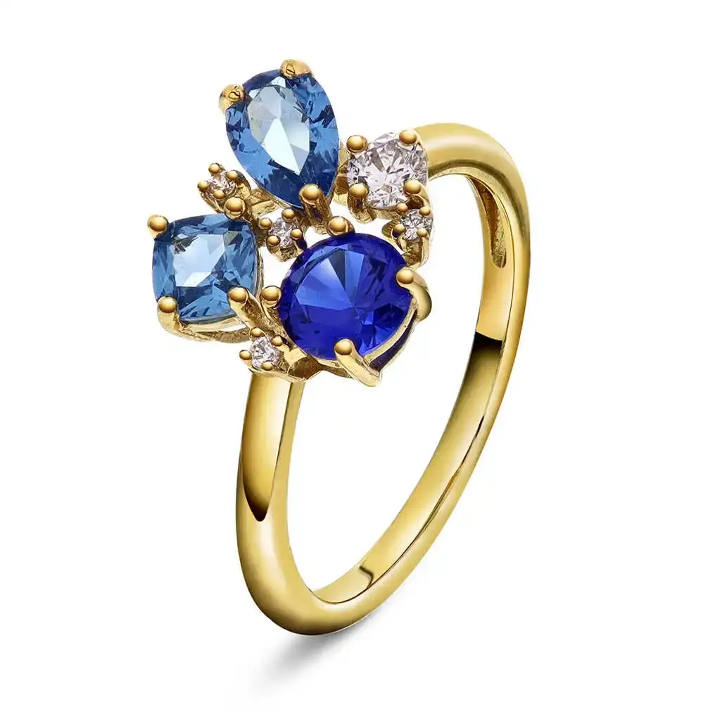 Ring i forgylt sølv med glitrende blå zirkonia.