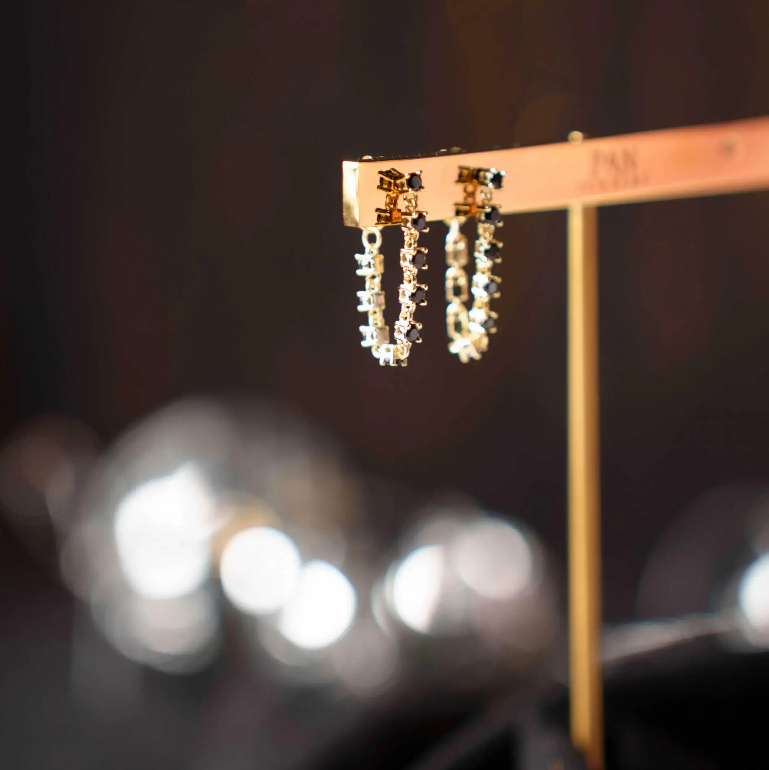 Zela øredobber med sort zirkonia