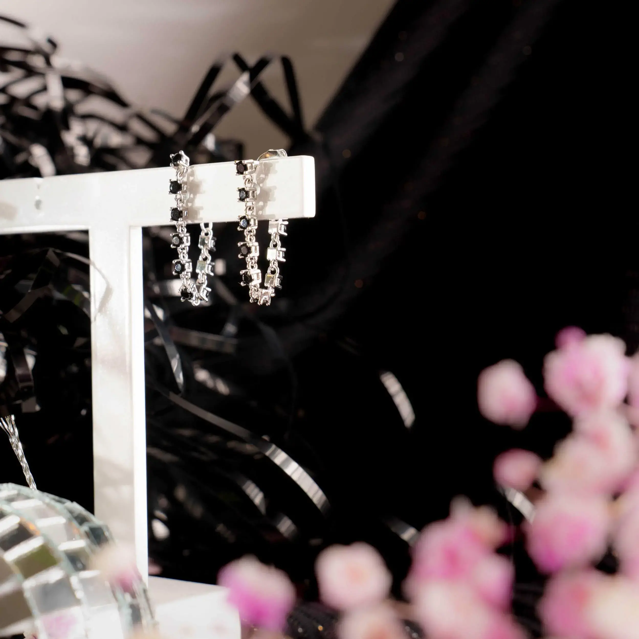 Zela øredobber med sort zirkonia