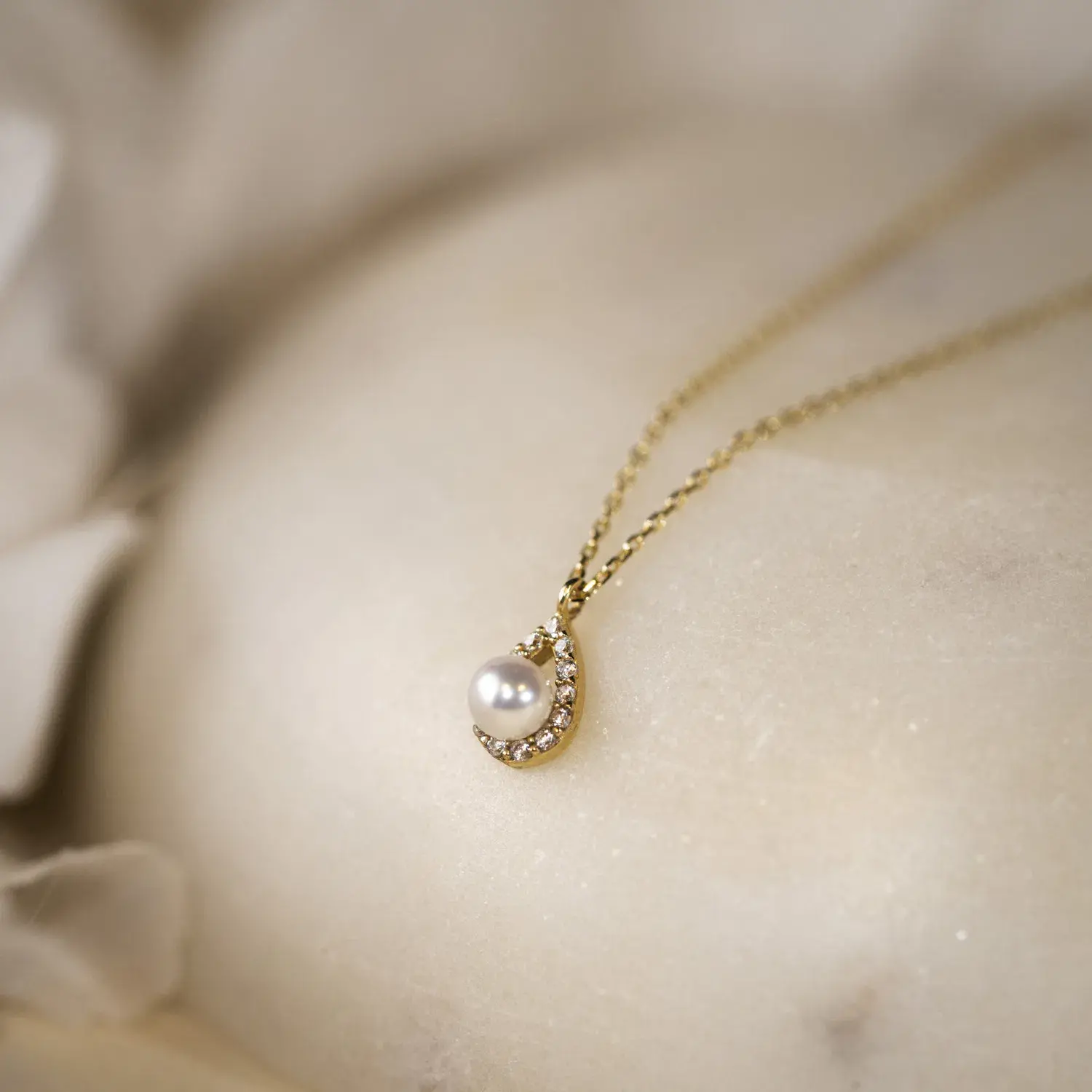 Smykke i gull med ferskvannsperle
