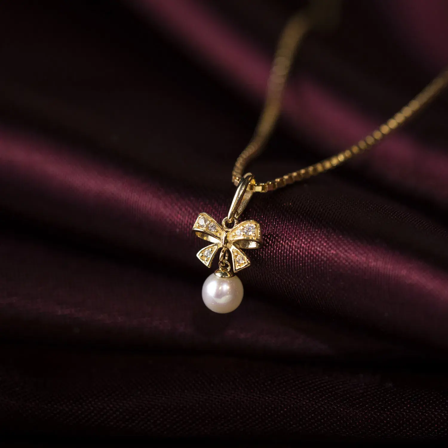 Anheng i gull med ferskvannsperle.