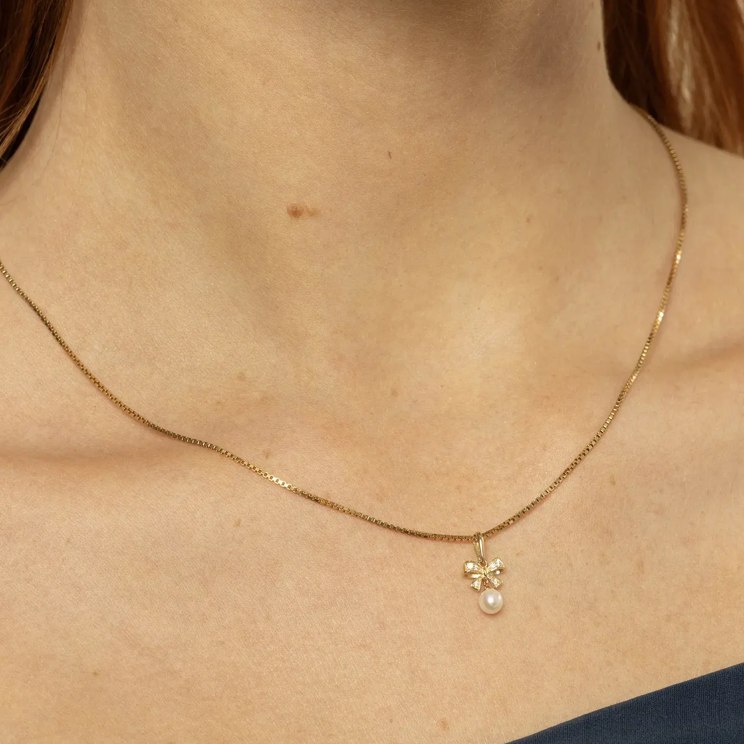 Anheng i gull med ferskvannsperle.