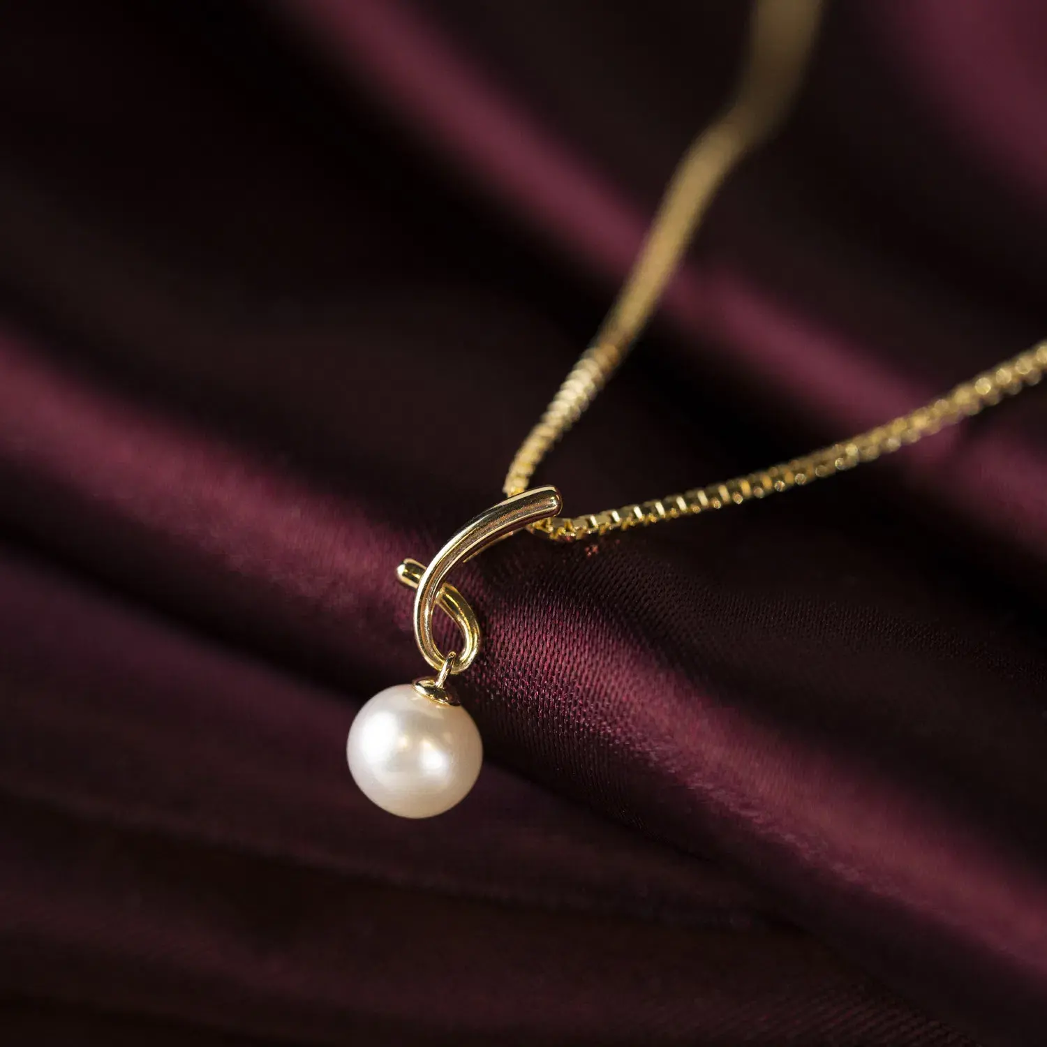 Smykke i gull med ferskvannsperle
