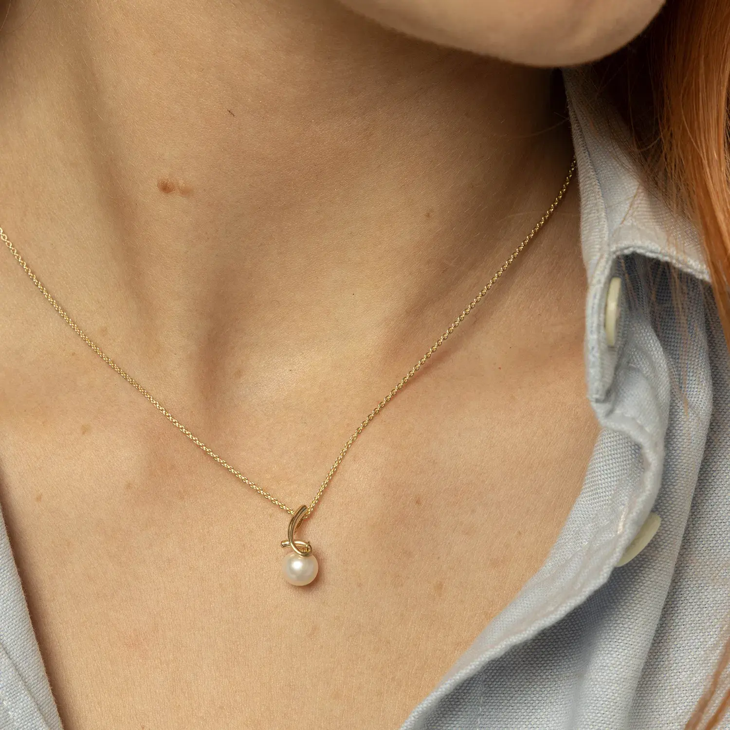 Smykke i gull med ferskvannsperle