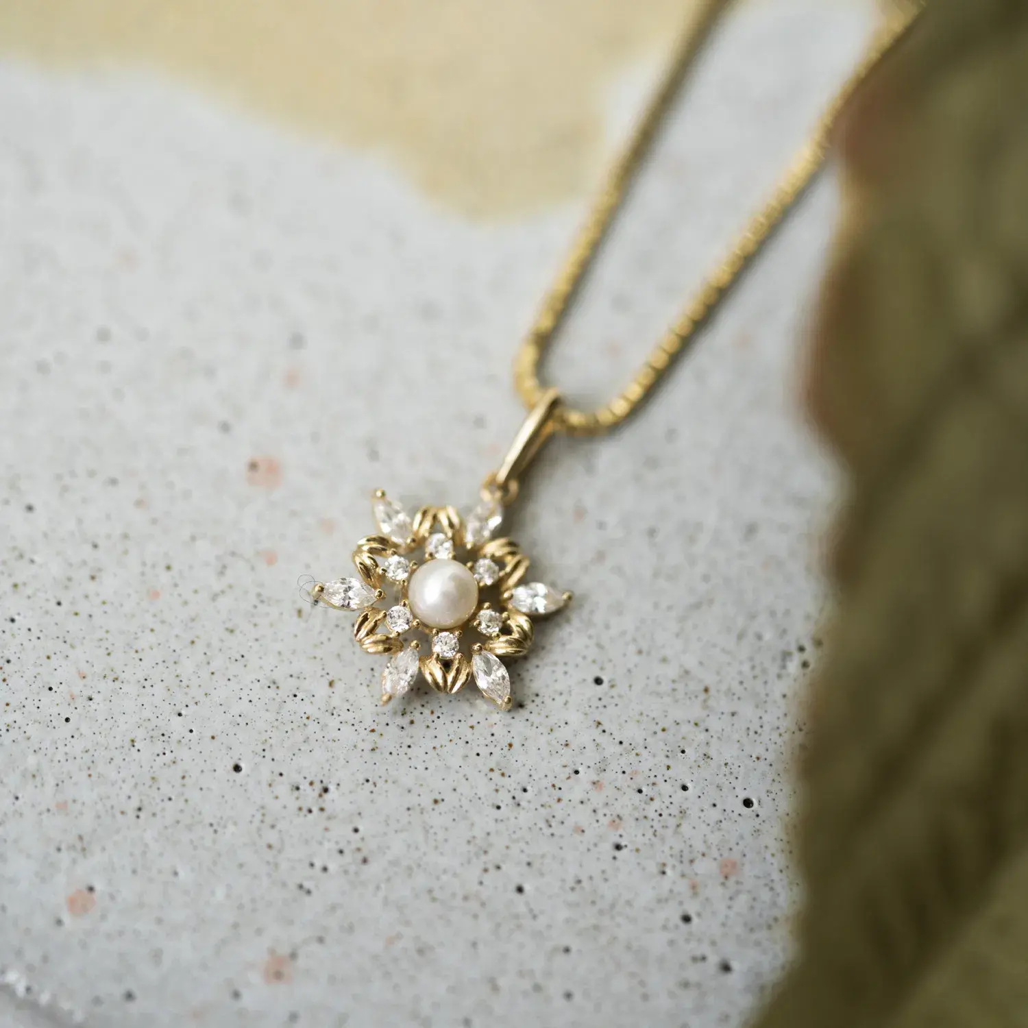 Smykke i gull med ferskvannsperle