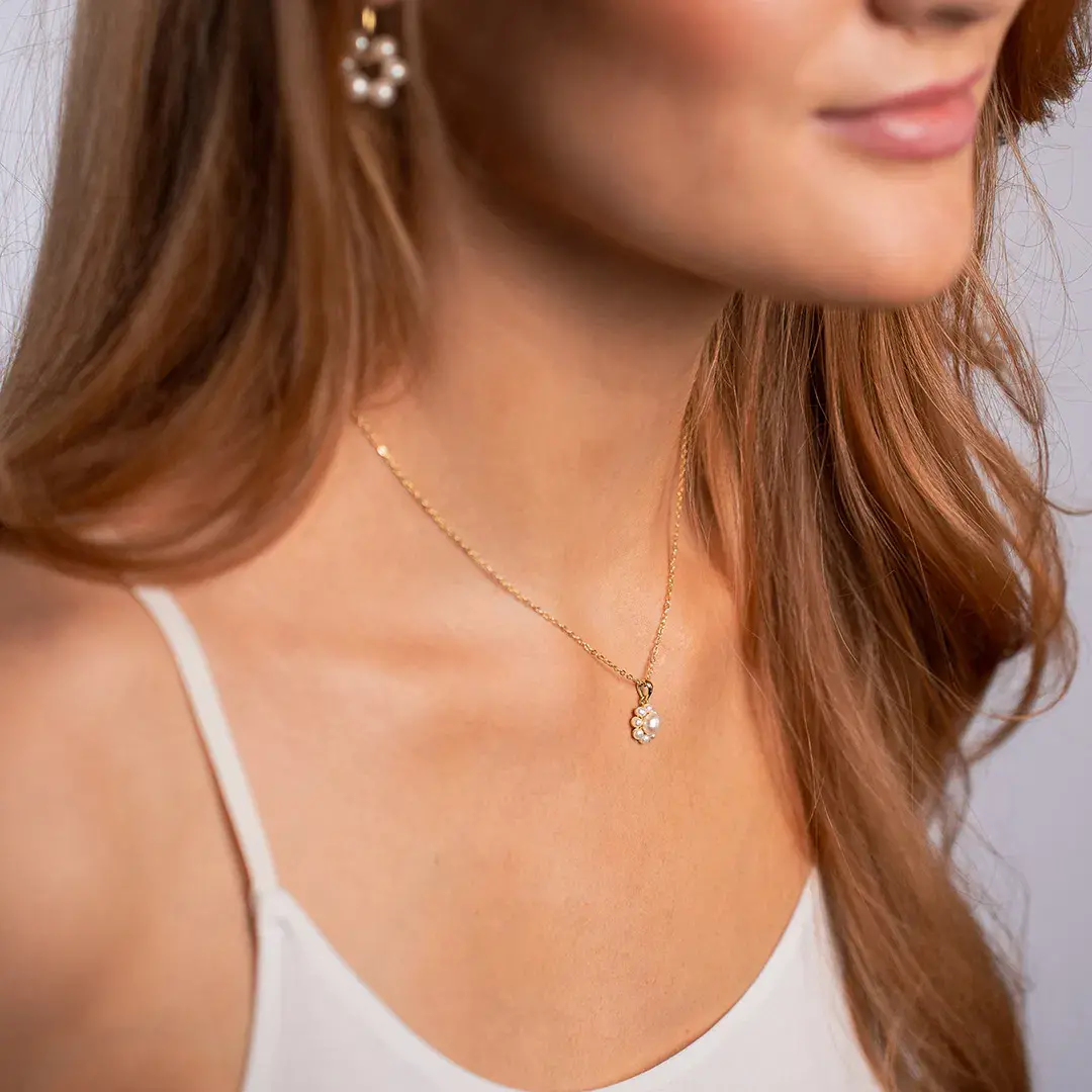 Kløver smykke i 925 forgylt sølv med perler.